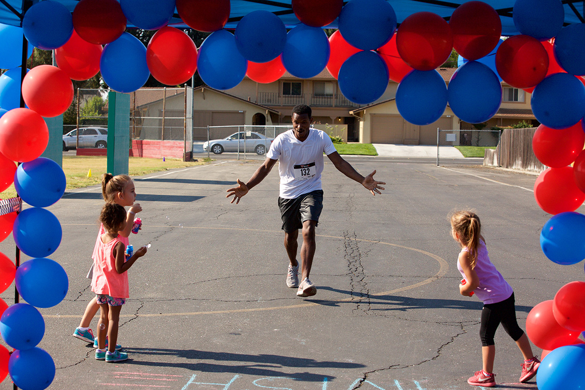 balloon arch at the finish line